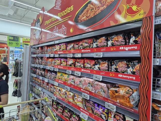 태국의 한 대형마트에 자리잡은 K라면 매대. 불닭볶음면이 만들어 낸 현상이다./사진=김아름 기자 armijjang@