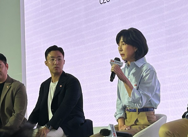 지난 2023년 열린 삼양라면 출시 60주년 기자간담회에서 발언하고 있는 질의응답 중인 김정수(오른쪽) 삼양라운드스퀘어 부회장과 장남 전병우(왼쪽) 본부장/사진=김아름 기자 armijjang@