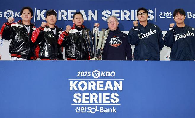 25일 서울 잠실구장에서 열린 2025 신한 SOL뱅크 KBO 한국시리즈 미디어데이에서 양팀 감독과 선수들이 포즈를 취하고 있다. 왼쪽부터 LG 트윈스 임찬규, 박해민, 염경엽 감독, 한화 이글스 김경문 감독, 채은성, 정우주. LG와 한화의 한국시리즈 1차전은 26일 같은 장소에서 펼쳐진다. 사진=연합뉴스