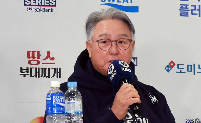 25일 서울 잠실구장에서 열린 2025 신한 SOL뱅크 KBO 한국시리즈 미디어데이에서 한화 김경문 감독이 발언하고 있다. 사진=연합뉴스