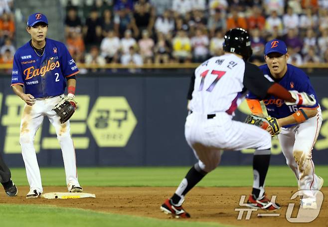 8일 오후 서울 송파구 잠실야구장에서 열린 프로야구 '2025 신한 SOL뱅크 KBO 리그' 한화 이글스와 LG 트윈스의 경기에서 5회말 LG 공격, 박해민이 태그아웃되고 있다. 2025.8.8/뉴스1 ⓒ News1 김명섭 기자