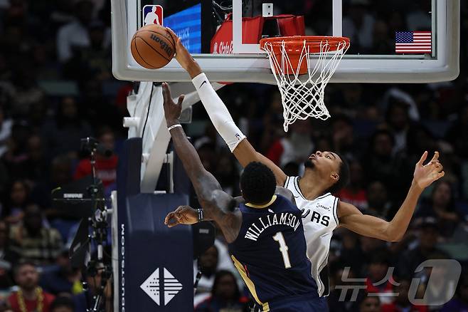 샌안토니오 스퍼스의 빅토르 웸반야마가 25일(한국시간) 열린 2025-26 NBA 정규리그 경기에서 뉴올리언스 펠리컨스의 자이언 윌리엄슨 슛을 블록하고 있다. ⓒ AFP=뉴스1