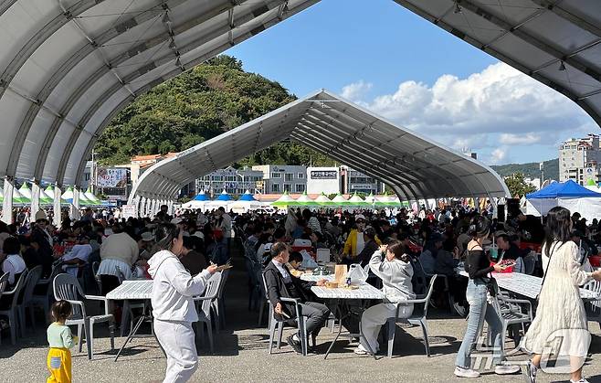 25일 통영 트라이애슬론광장에서 열리고 있는 어부장터축제.2025.10.25/뉴스1 강미영기자