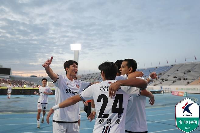 제주SK가 25일 열린 하나은행 K리그1 2025 34라운드에서 수원FC를 2-1로 제압했다. (한국프로축구연맹 제공)