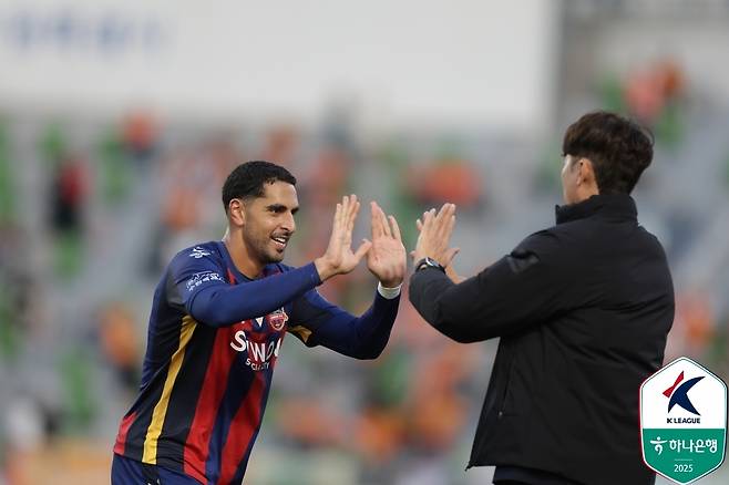 수원FC 싸박(왼쪽)이 25일 열린 제주SK와 하나은행 K리그1 2025 34라운드에서 시즌 16호 골을 터뜨렸다. (한국프로축구연맹 제공)