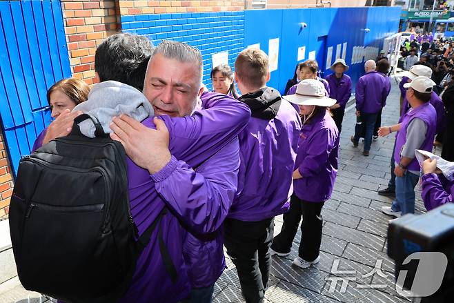 이태원 참사 3주기를 앞둔 25일 서울 용산구 이태원역 1번 출구 앞 ‘10.29 기억과 안전의 길'을 찾은 외국인 희생자 유가족들이 슬픔에 잠겨 있다. 2025.10.25/뉴스1 ⓒ News1 이호윤 기자