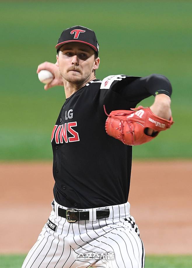 LG 톨허스트가 9일 고척스카이돔에서 열린 2025 KBO리그 키움과 경기에 선발 등판해 힘차게 공을 던지고 있다. 고척 | 박진업 기자 upandup@sportsseoul.com