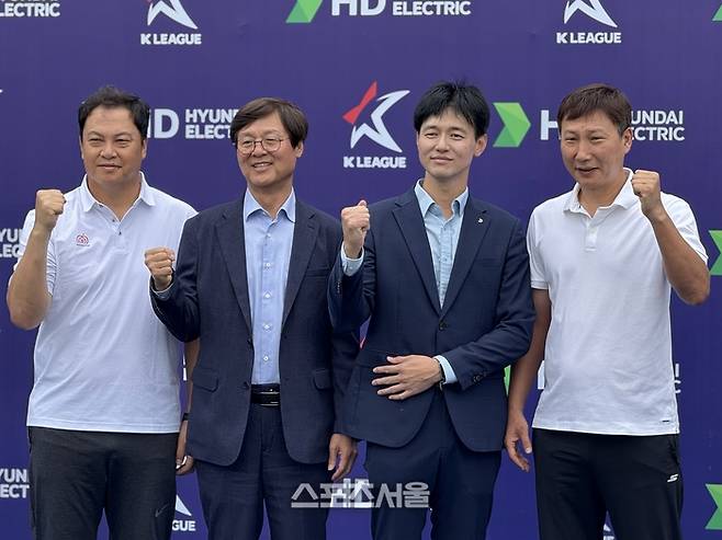 오른쪽부터 김상식 감독, HD현대일렉트릭 김주윤 상무, 연맹 한웅수 부총재, 이운재 코치. 하노이 | 정다워 기자