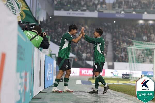 전북현대 전진우, 이승우. /사진=한국프로축구연맹