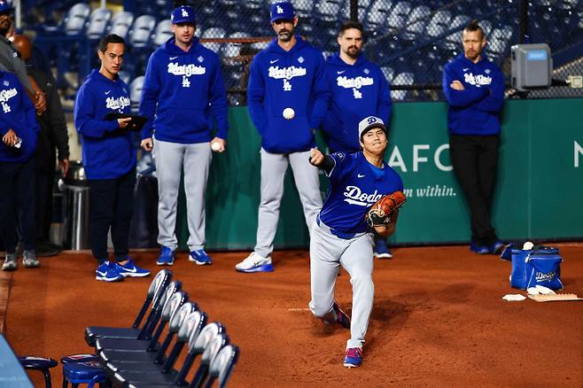 오타니 쇼헤이가 로저스센터에서 마크 프라이어 투수코치가 지켜보는 가운데 불펜피칭을 하고 있다. AFP연합뉴스