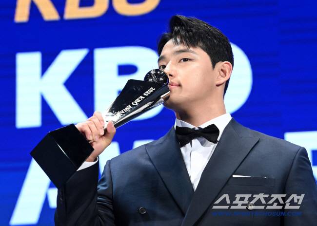 27일 웨스틴 조선 서울에서 열린 2023 KBO 시상식, 신인상 한화 문동주가 트로피와 함께 포즈를 취하고 있다. 허상욱 기자wook@sportschosun.com/2023.11.27/