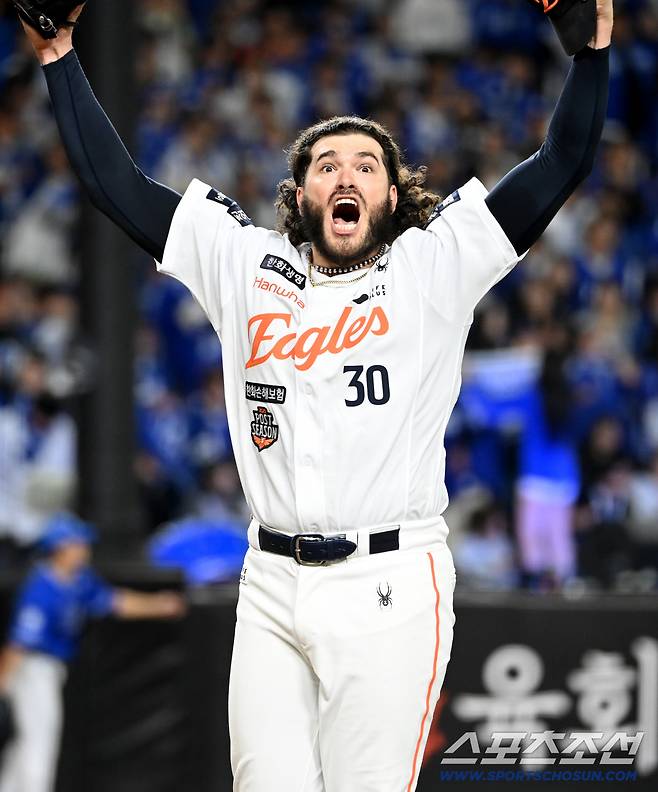 5회초 폰세가 디아즈를 삼진 처리하며 이닝을 끝낸 후 관중석의 팬들을 향해 환호하고 있다.