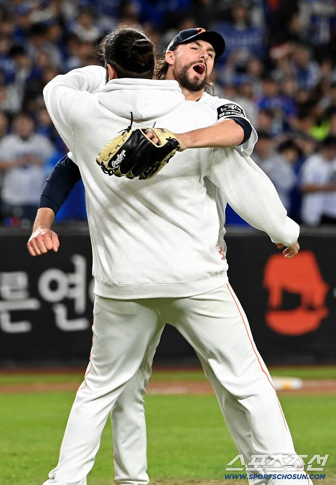 경기를 끝낸 후 환호하는 와이스와 폰세