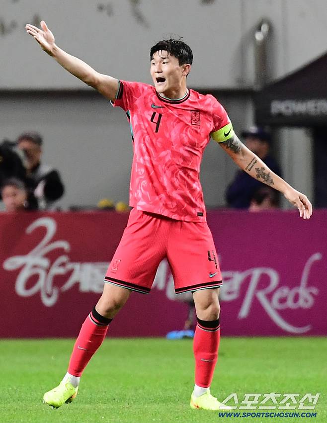 14일 서울월드컵경기장에서 열린 축구대표팀과 파라과이의 평가전. 후반전 주장 완장을 차고 경기에 나선 김민재. 상암=송정헌 기자songs@sportschosun.com/2025.10.14/