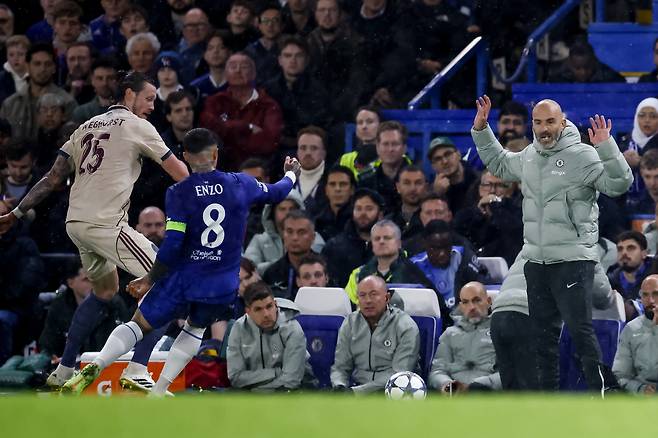 epa12473898 Chelsea's head coach Enzo Maresca gestures during the UEFA Champions League league phase match between Chelsea FC and AFC Ajax, in London, Britain, 22 October 2025.  EPA/TOLGA AKMEN<저작권자(c) 연합뉴스, 무단 전재-재배포, AI 학습 및 활용 금지>