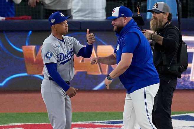 데이브 로버츠 감독과 존 슈나이더 감독이 경기 전 선전을 다짐하고 있다. AP연합뉴스