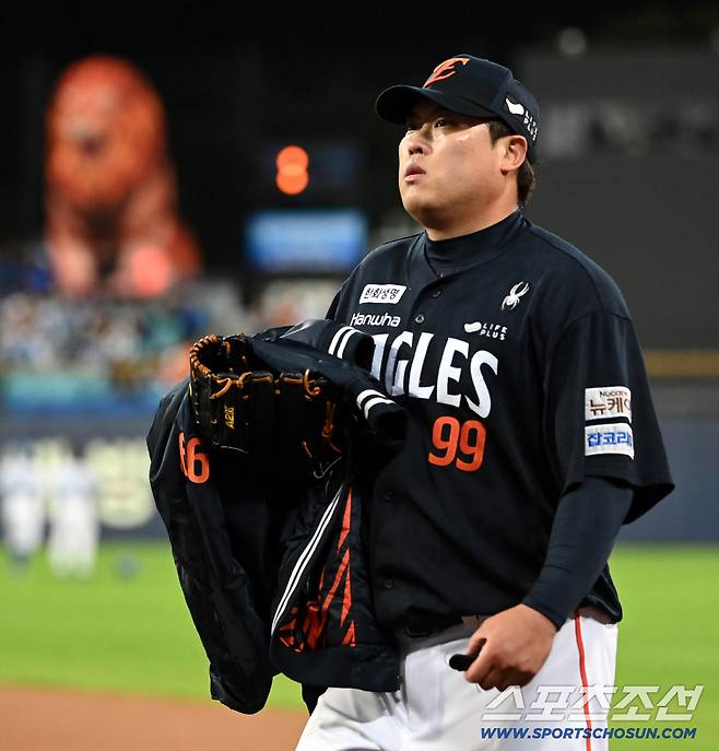 21일 대구 삼성라이온즈파크에서 열린 한화와 삼성의 플레이오프 3차전, 한화 선발투수 류현진이 워밍업을 마치고 더그아웃으로 향하고 있다. 대구=허상욱 기자wook@sportschosun.com/2025.10.21/