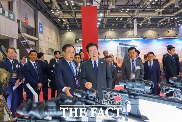 이재명 대통령이 20일 경기도 일산 킨텍스에서 열린 서울 국제 항공우주 및 방위산업 전시회(ADEX 2025) 현장을 둘러보고 있다. /대통령실
