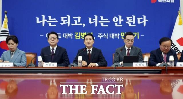 장동혁 국민의힘 대표가 지난 23일 국회에서 열린 최고위원회의에서 "서울 아파트 전세 매물은 순식간에 사라지고 전셋집을 구하지 못한 세입자들이 월세로 밀려나면서 월세 가격이 폭등하고 있다"라며 정부의 10·15 부동산 대책을 비판했다. /뉴시스