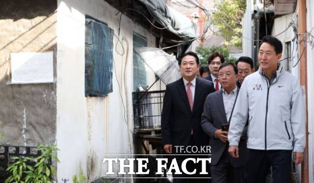 장동혁 국민의힘 대표와 오세훈 서울시장이 24일 오전 서울 노원구 상계5 재정비촉진구역 현장을 점검하고 있는 모습. /뉴시스