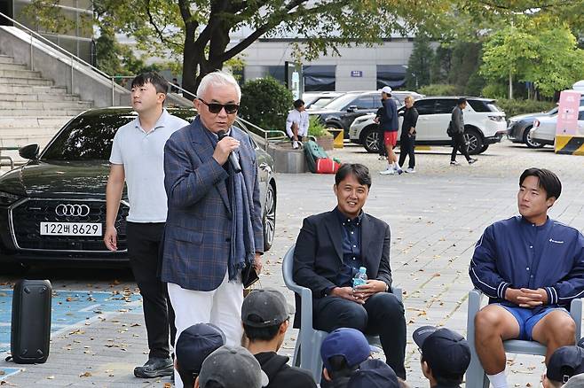주원홍 대한테니스협회장이 과거 볼퍼슨 경험을 언급하며 격려의 말을 전하고 있다.