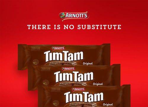 아노츠 비스킷의 초콜릿 과자 팀탐. 핵심 마케팅 표어인 "대체품 없음(There is no substitute)"이 보인다. 아노츠 비스킷