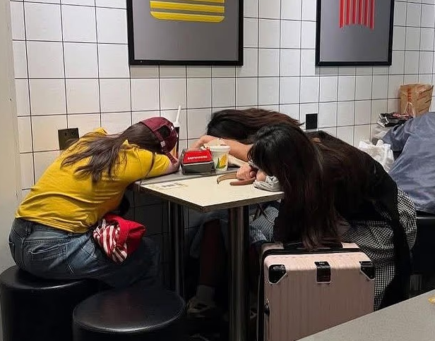 중국 젊은 세대 사이에서 '특수부대 여행'이 유행하고 있다. 이들은 호텔 숙박비를 아끼기 위해 24시간 운영하는 맥도날드에서 하룻밤을 묵는 등 극도의 효율성과 저비용을 추구한다. 인스타그램 캡처