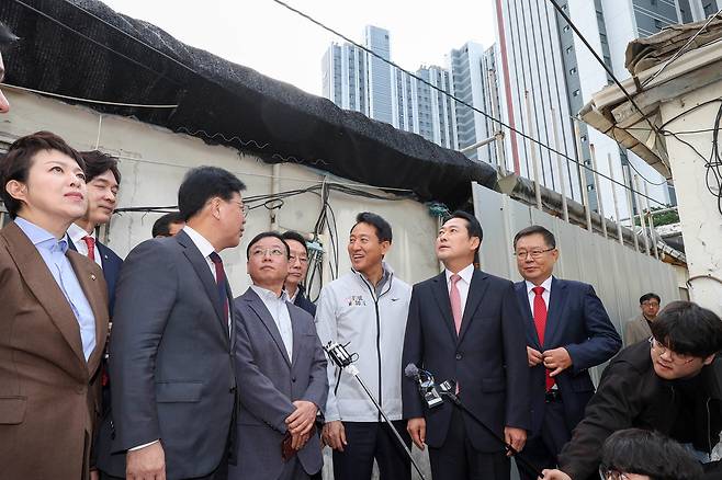 장동혁 국민의힘 대표, 송언석 원내대표, 오세훈 서울시장이 24일 서울 노원구 상계5 재정비촉진구역을 방문해 현장 점검을 하고 있다./박성원 기자