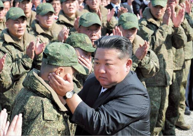 러 파병 병사 격려하는 김정은  김정은 북한 국무위원장이 지난 23일 평양에서 열린 러시아 파병 전사자 추모관 착공식에서 북한 군인들을 격려하고 있다./조선중앙통신 연합뉴스