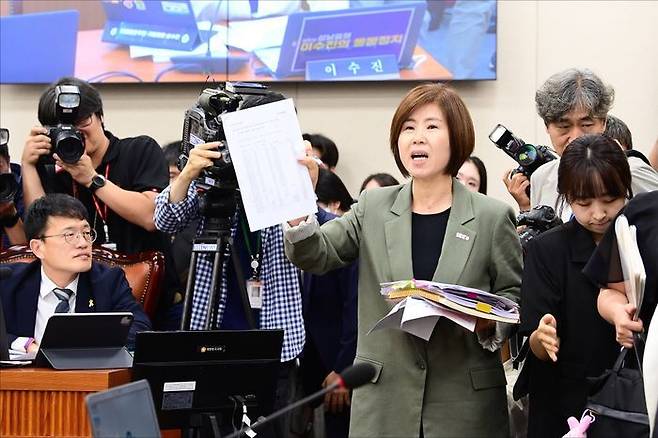 김미애 국민의힘 의원이 지난 7월 18일 서울 여의도 국회에서 열린 국회 보건복지위원회 정은경 보건복지부 장관 후보자 인사청문회에서 항의를 하고 있다. ⓒ데일리안 홍금표 기자