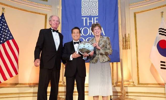 장인화 포스코그룹 회장(가운데)이 지난 23일(현지시간) 미국 뉴욕 플라자호텔에서 열린 코리아소사이어티 연례 만찬에서 '밴플리트상'을 수상해 토마스 번 코리아소사이어티 회장(왼쪽), 캐슬린 스티븐스 코리아소사이어티 이사장과 기념 촬영하고 있다. ⓒ포스코그룹