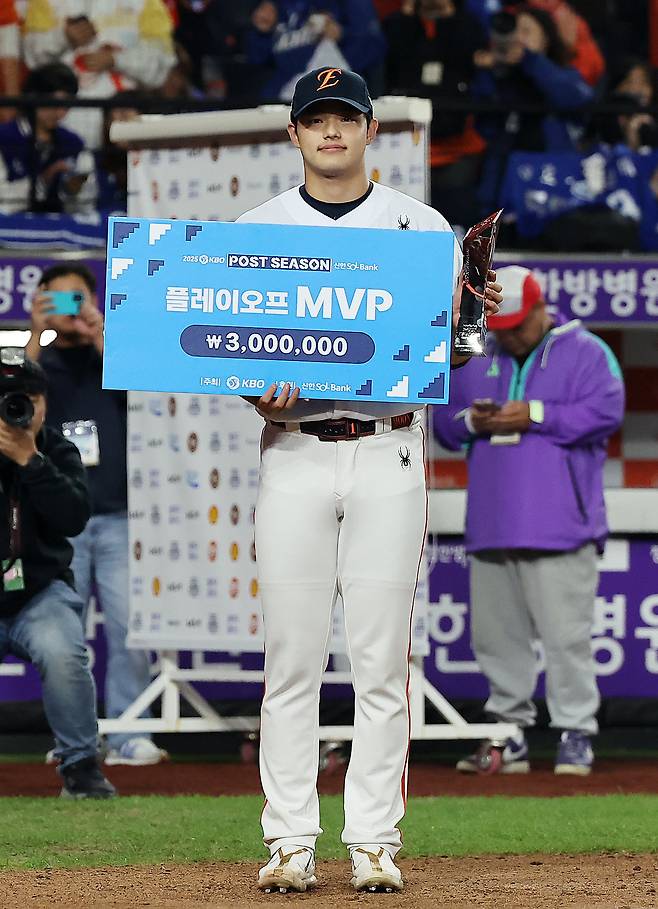 24일 오후 대전 한화생명볼파크에서 열린 프로야구 2025 신한 SOL뱅크 KBO 플레이오프 5차전 삼성 라이온즈와 한화 이글스의 경기, 플레이오프 MVP에 선정된 한화 문동주가 기념 촬영을 하고 있다. 2025.10.24/뉴스1