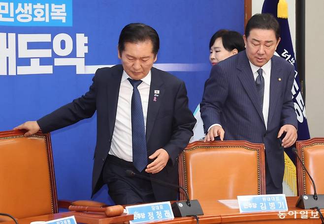 더불어민주당 정청래 당 대표(왼쪽)가 24일 오전 국회에서 열린 최고위원회의에 참석해 착석하고 있다. 정 대표는 이날 조희대 대법원장을 향해 “진짜 사법부 독립이 위기에 닥친 비상계엄 때 침묵하고 내란이 진압되자 독립운동을 하는 것을 보니 참 비겁한 기회주의자 같다”며 스스로 거취를 결단하라고 촉구했다. 장승윤 기자 tomato99@donga.com