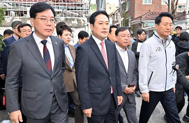 국민의힘 장동혁 당 대표(가운데)와 송언석 원내대표(왼쪽), 오세훈 서울시장이 24일 오전 서울 노원구 상계동 재개발 현장을 점검한 뒤 부동산 대책현장회의를 위해 이동하고 있다. 장 대표는 이날 “10·15 부동산 정책을 철회해야 한다”고 요구했다. 뉴시스