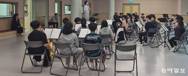 21일 송당목관앙상블 학생들이 송당초 악기연주실에 모여 다음 달 정기연주회를 위해 합주 연습을 하고 있다.
제주=김민지 기자 minji@donga.com