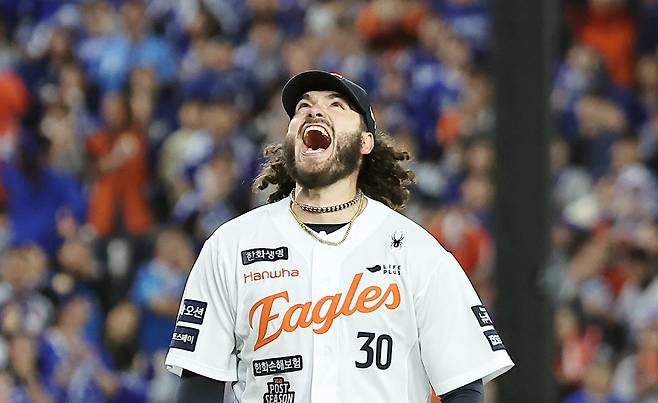 24일 오후 대전 한화생명볼파크에서 열린 프로야구 2025 신한 SOL뱅크 KBO 플레이오프 5차전 삼성 라이온즈와 한화 이글스의 경기, 한화 선발 폰세가 5회초 이닝을 실점 없이 마친 뒤 포효하고 있다. 이날 폰세는 5이닝 5피안타 9탈삼진 1실점(비자책)을 기록했다. 2025.10.24. 뉴스1