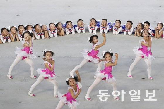 2018년 평양에서 열린 집단체조의 한 장면. 이 어린이들도 집단체조를 위해 최소 6개월 동안 훈련한다. 동아일보 DB