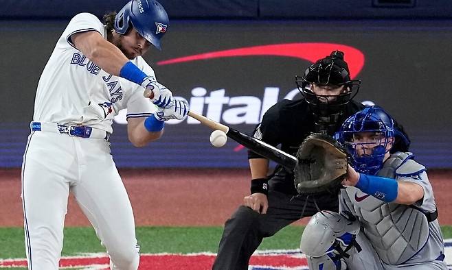 토론토 블루제이스의 애디슨 바거가 25일 열린 미국프로야구 메이저리그(MLB) 월드시리즈 1차전에서 6회말 다저스 투수 앤서니 반자를 상대로 만루 홈런을 치고 있다. 토론토는 6회에 9점을 얻으며 다저스에 11대4로 승리했다. 연합