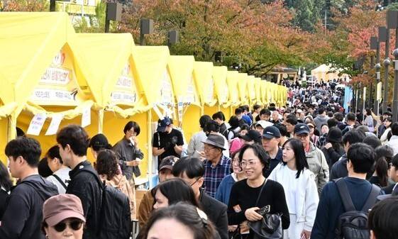 25일 경북 김천시에서 열린 김밥축제 첫날 8만명의 인파가 몰렸다. 김천시 제공
