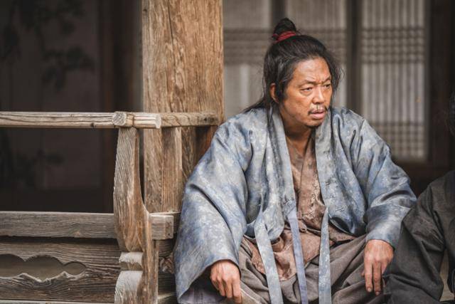 디즈니플러스 드라마 '탁류'에서 마포나루의 중간 보스에서 우두머리인 엄지 자리에 오르는 무덕(박지환). 비겁하고 비루하지만 미워할 수 없는 캐릭터다. 디즈니플러스 제공