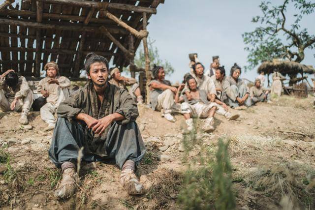 드라마 '탁류' 중 주인공 시율(로운)이 마포 나루터에서 일꾼들과 함께 앉아 있는 모습. 디즈니플러스 제공
