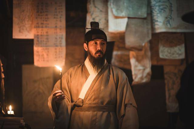 드라마 '탁류'에서 대호군(최원영)은 전쟁에 대비하기 위해 최씨 상단의 도움을 받아 비밀리에 조선 지도를 모으고 제작한다. 디즈니플러스 제공