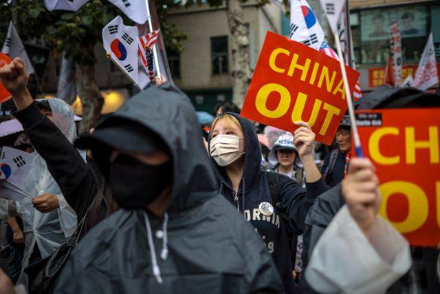 3일 서울 종로구 동대문역 인근에서 열린 자유대학 정부 규탄 집회에서 참가자들이 피켓을 들고구호를 외치고 있다. 뉴시스