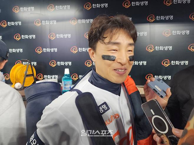 손아섭이 지난 24일 플레이오프 5차전 승리 후 취재진과 인터뷰를 하고 있다. 대전=안희수 기자