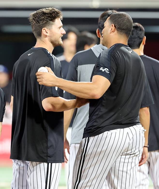 12일 오후 수원 KT위즈파크에서 열린 2025 프로야구 LG와 KT 경기. LG가 11-2 승리했다. 경기 종료 후 데뷔승을 거둔 톨허스트가 치리노스로부터 축하받고 있다.. 수원=정시종 기자 capa@edaily.co.kr /2025.08.12.