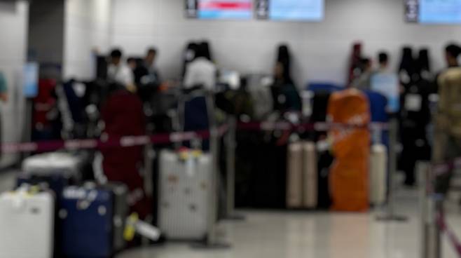 우대 고객 카운터조차 대기 행렬이 길게 이어졌다. 구분 없는 혼잡이 이어지며 승객 불만이 폭발했다