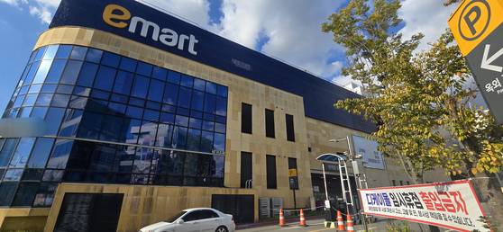 23일 오후 전북 전주시 송천동 에코시티 DK몰. 건물 곳곳에 '임시 휴점'과 '출입 금지' 현수막이 걸려 있다. 건물주가 석 달치 전기료(2억3000만원)를 체납해 지난 21일부터 전기 공급이 끊겼다. 김준희 기자