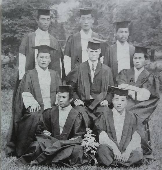 세브란스의학교 졸업생들. 뒷줄 왼쪽 첫째가 김필순. [사진 공훈전자사료관]