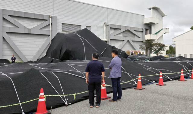 ▲ 지난 4일 오후 전남 무안군 무안공항에서 12·29 제주항공 참사 유가족들이 격납고 주변에 보관 중인 사고기 꼬리날개를 둘러보고 있다. 연합뉴스