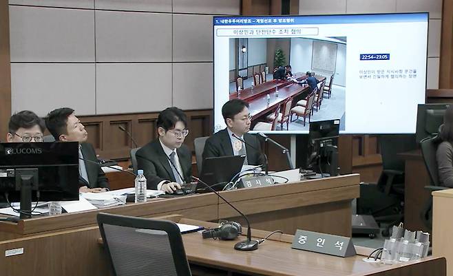 13일 서울 서초구 서울중앙지법에서 열린 한덕수 전 국무총리의 내란 우두머리 방조 혐의 등 2차 공판에서 12·3 비상계엄 당일 대통령실 폐쇄회로(CC)TV 영상 일부가 공개되고 있다. 서울중앙지법 제공.